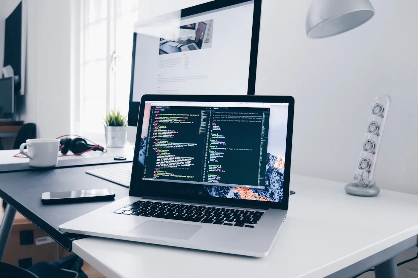 Laptop met programmeercode op het scherm